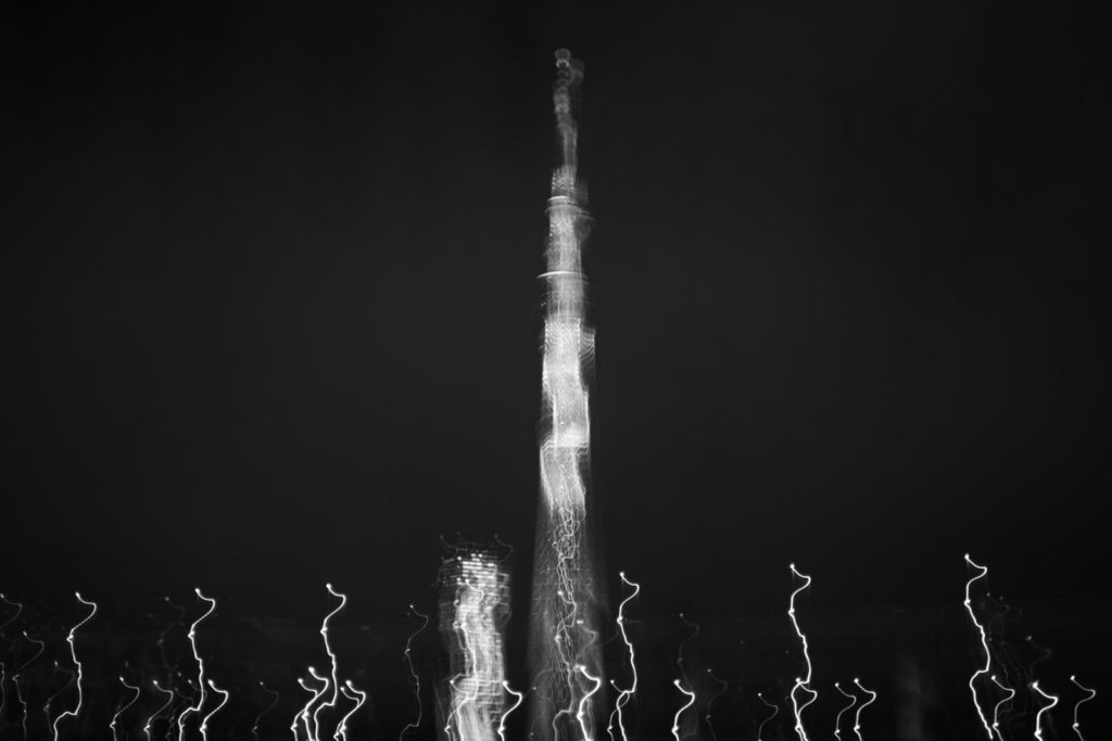 地電流 2o18 | Erection of a demiurge in the skies of Tōkyō © Éric Petr